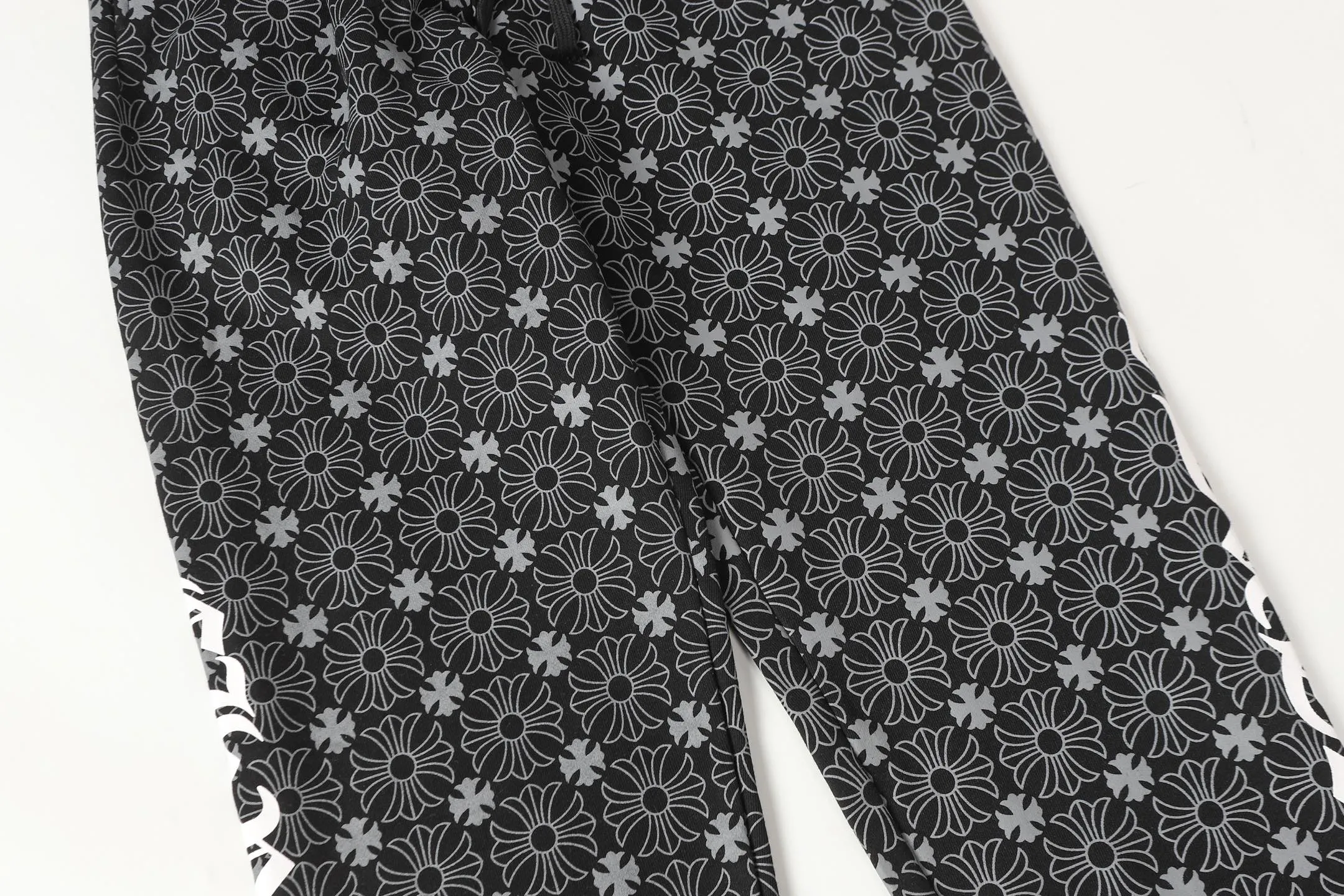 P280 #W5001 cross-border model. Those who pursue quality, please do not place an order. -Chrome Hearts/Chrome Hearts dark pattern all-over Sanskrit letter printed trousers, casual pants and sweatpants -High weight, high density and high quality. The wool is soft, delicate and skin-friendly. It feels soft and silky. It has excellent warmth and skin-friendly properties.